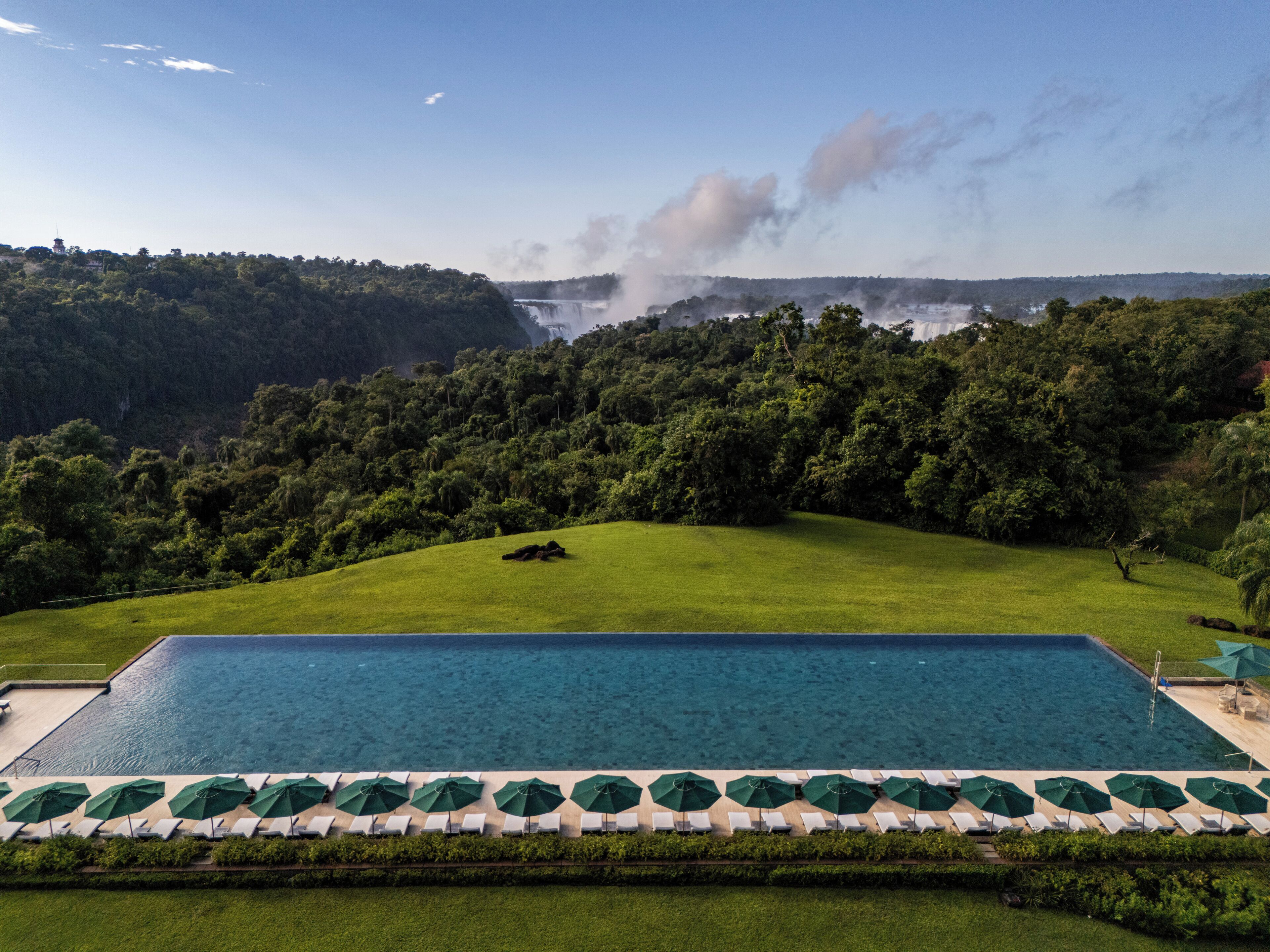 2 piscinas externas, funciona das 9h às 20h, guarda-sóis