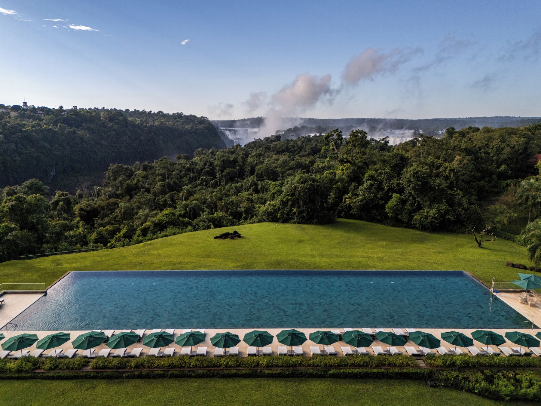 2 piscinas externas, funciona das 9h às 20h, guarda-sóis