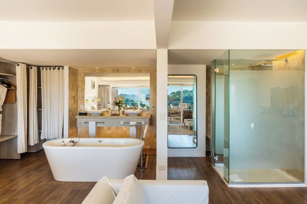 Deep soaking bathtub