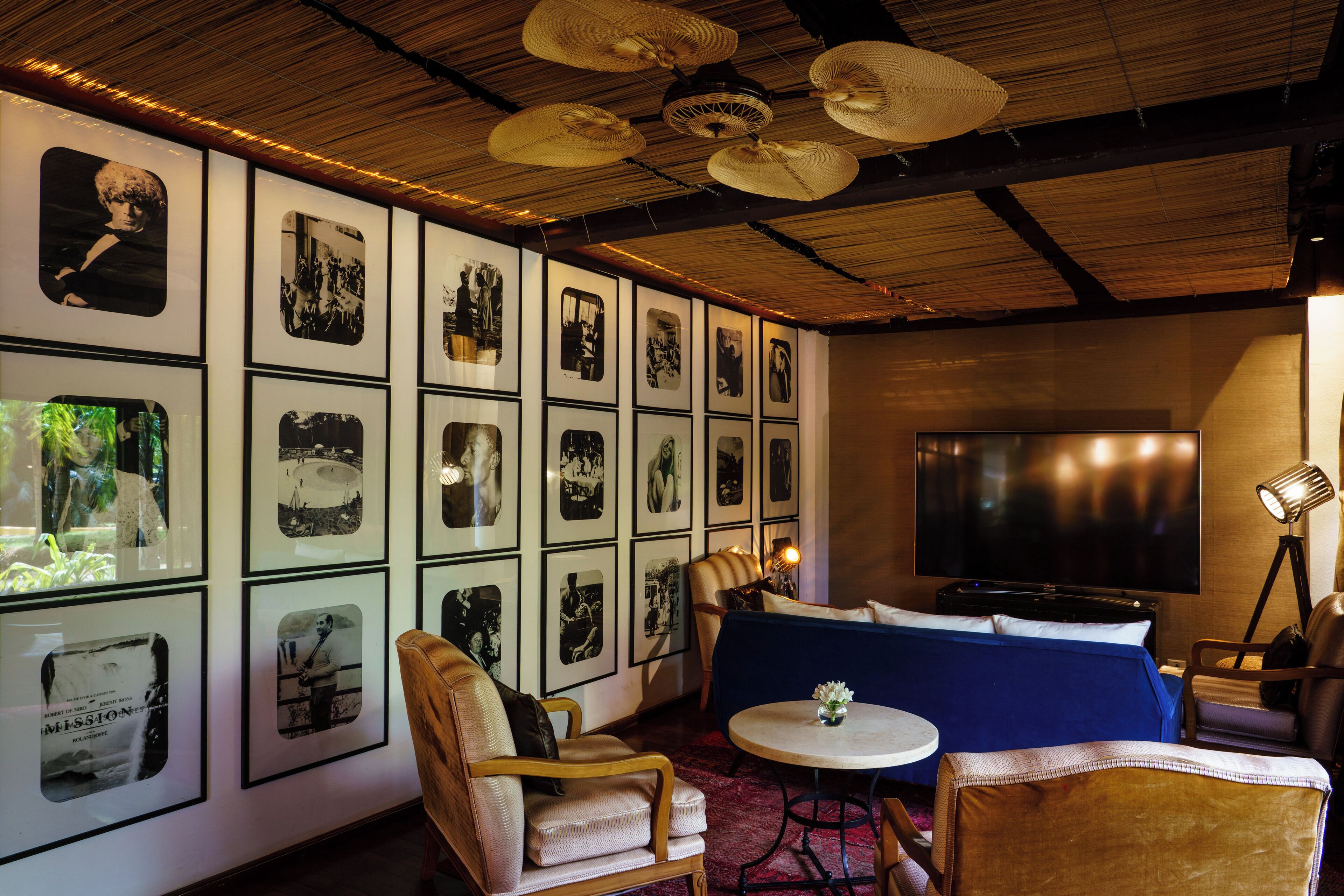 3 restaurants, breakfast, lunch, dinner served; international cuisine