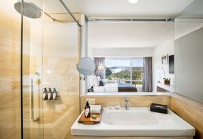 Deluxe Room, 2 Twin Beds (Waterfal View) | Bathroom sink