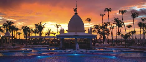 2 piscines extérieures, parasols de plage, chaises longues