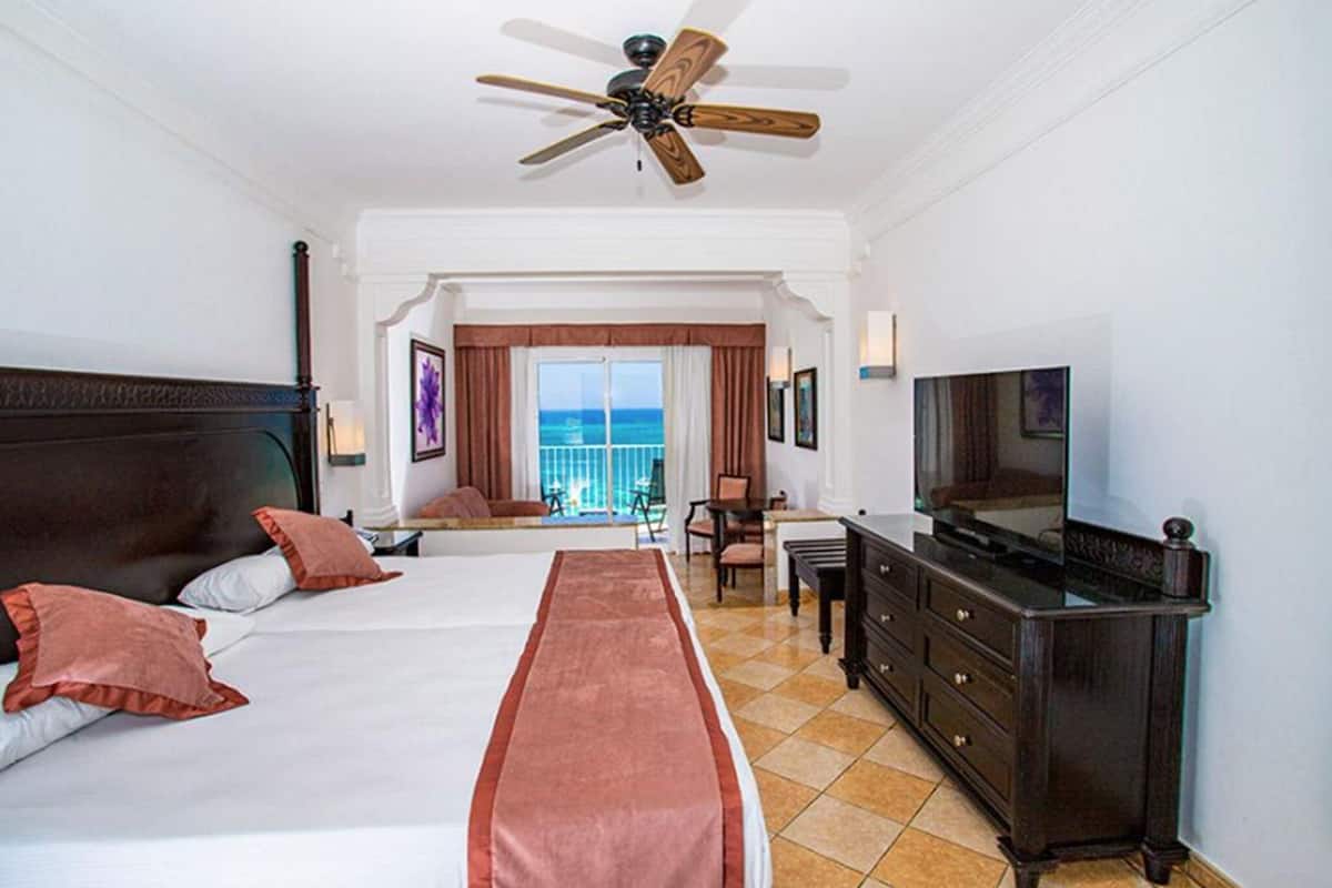 Free minibar, in-room safe, desk, blackout drapes