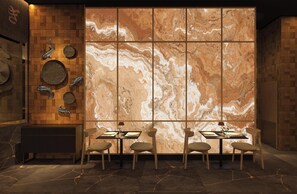 5 restaurants, servant le déjeuner et le dîner; cuisine fusion