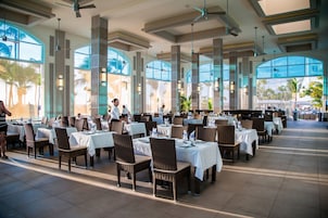 5 restaurantes; se sirven desayunos, almuerzos, cenas y cocina fusión