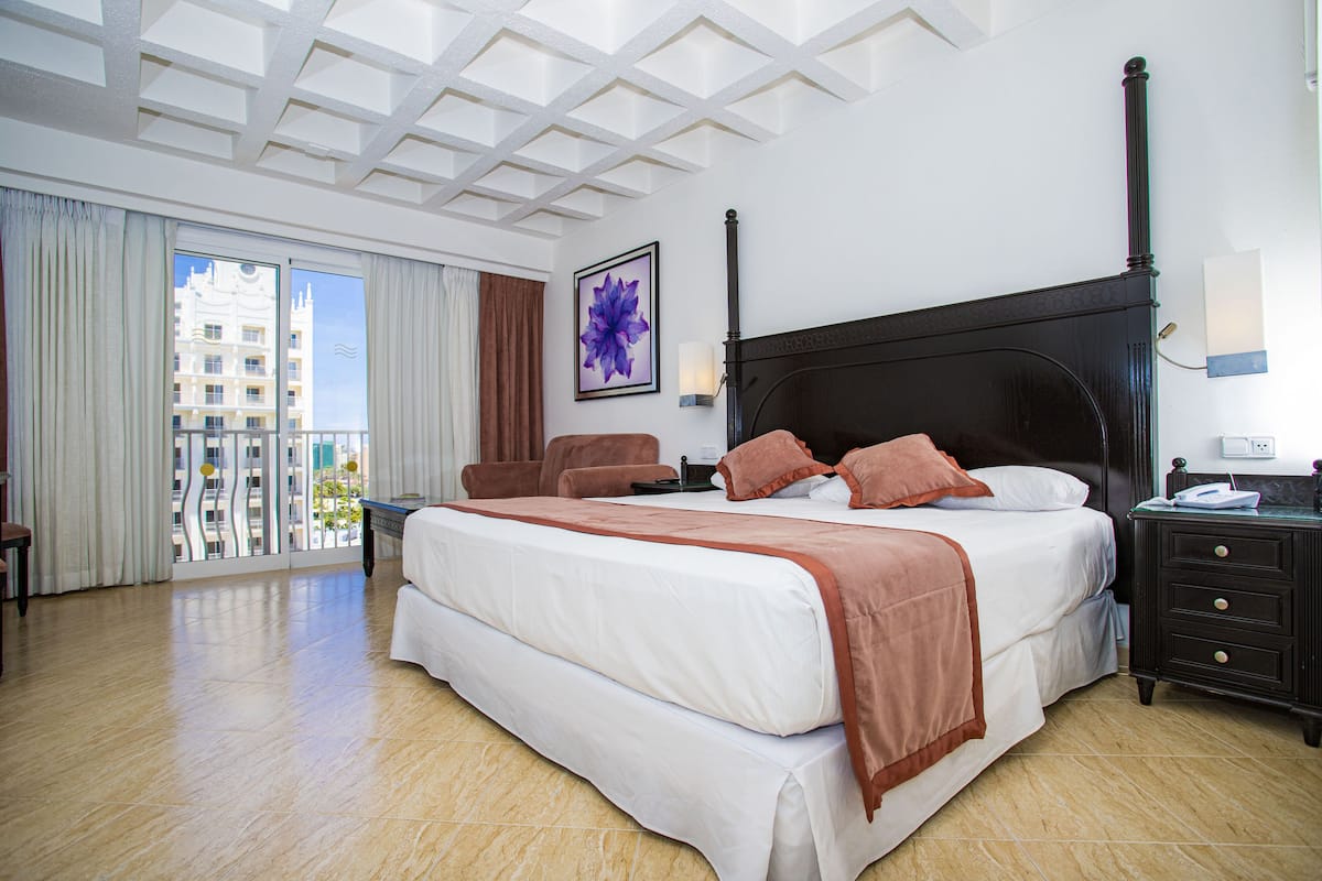 Minibar con artículos gratuitos y caja de seguridad en la habitación
