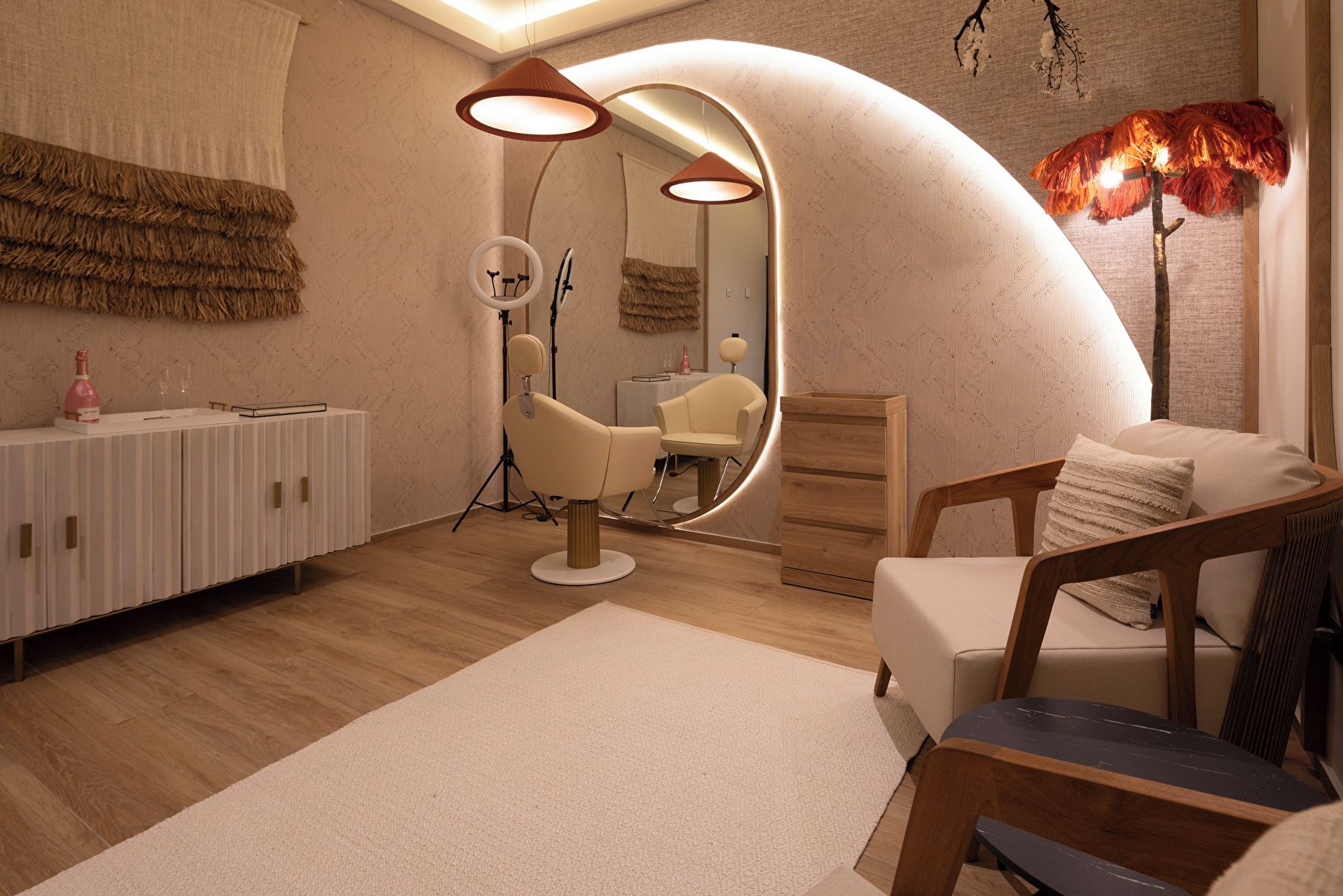 Un intérieur moderne avec un mur incurvé, un miroir rond, un meuble en bois et un canapé.