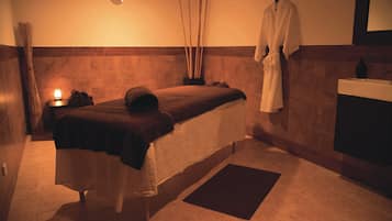 Sauna seca, banheira de hidromassagem, tratamentos corporais