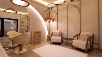 Un interior moderno con una pared curva, suelo de madera y dos sillones con cojines.