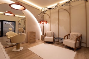 Ein modernes Interieur mit einer gewölbten Wand, Holzboden und zwei Stühlen mit Kissen.