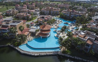 4 outdoor pools, sun loungers