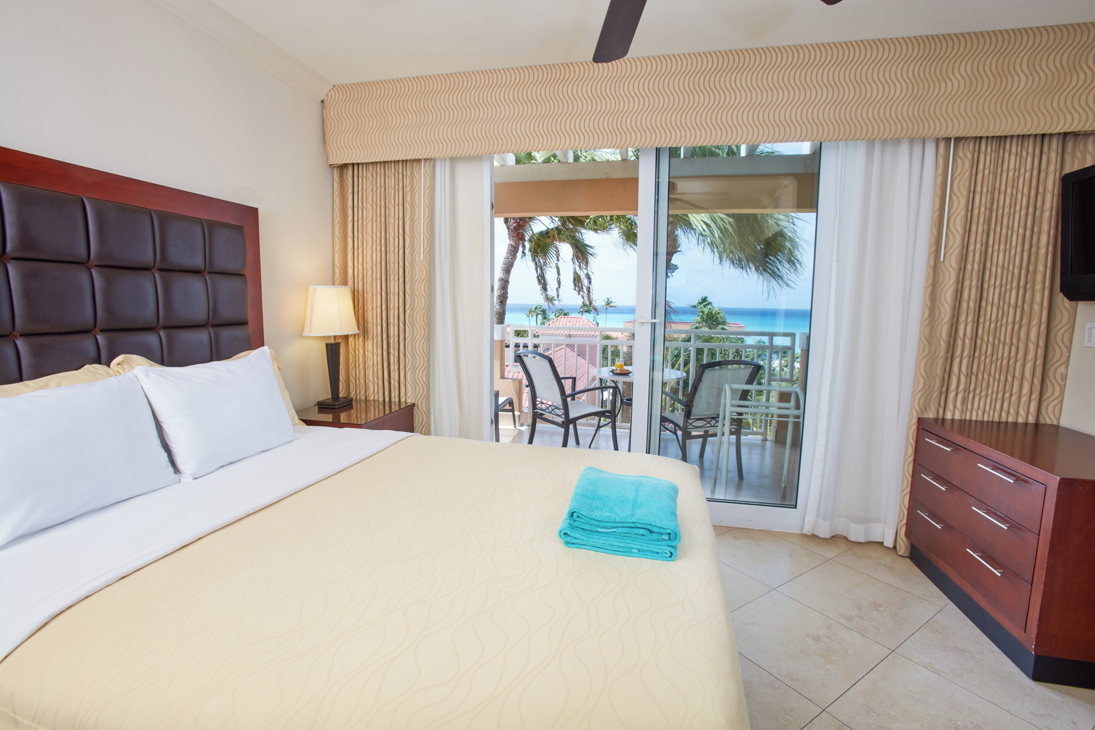 Zimmersafe, Verdunkelungsvorhänge, Bügeleisen/Bügelbrett, Babybetten