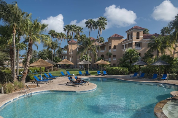 4 outdoor pools, sun loungers