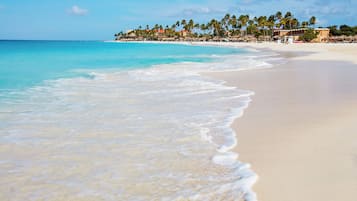 Perto da praia, barracas de praia de cortesia, espreguiçadeiras