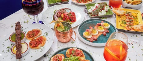 Una mesa con diversos platos y bebidas, indicando un ambiente de comedor.