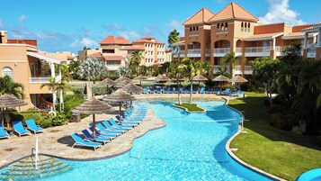 4 outdoor pools, sun loungers