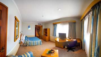 Minibaari, tallelokero huoneessa, työpöytä