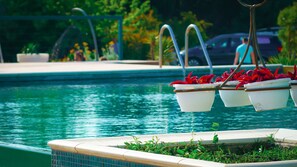 Una piscina cubierta, una piscina al aire libre