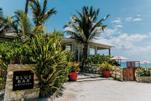 2 restaurants, breakfast, lunch, dinner served; international cuisine