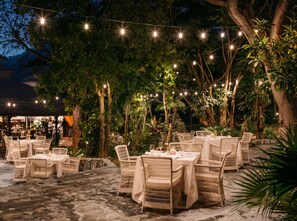 2 restaurants, breakfast, lunch, dinner served; international cuisine