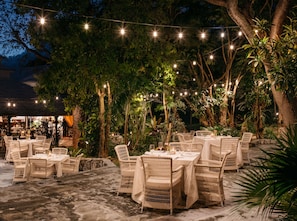 2 restaurants, breakfast, lunch, dinner served; international cuisine