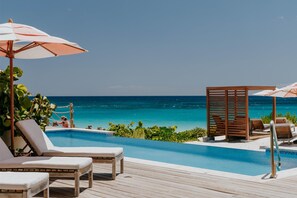 Piscine extérieure, parasols de plage, chaises longues