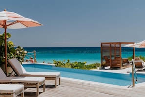 Piscine extérieure, parasols de plage, chaises longues