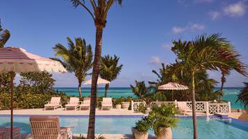 Piscine extérieure, parasols de plage, chaises longues