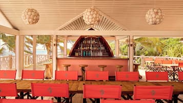 2 restaurants, spécialités Cuisine locale et internationale