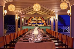 2 restaurants; breakfast, lunch, and dinner served