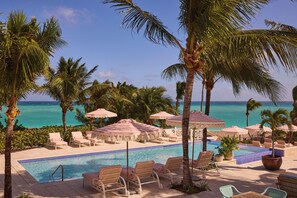 Piscine extérieure, parasols de plage, chaises longues
