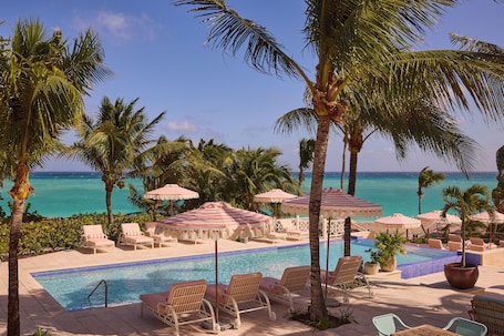 室外游泳池,池畔遮阳伞,日光浴躺椅