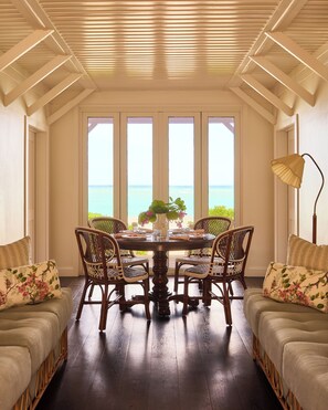 Rom – standard | Oppholdsområde | Flatskjerm-TV og iPod-dokkingstasjon