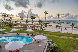 Private beach, white sand, free beach cabanas, sun-loungers - Abaco Beach Resort and Boat Harbour Marina (Marsh Harbour)