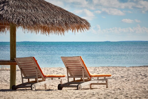 หาดส่วนตัว, ทรายสีขาว, คาบาน่า (ฟรี), เก้าอี้อาบแดด