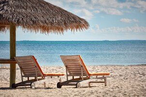 Playa privada, arena blanca, cabañas de uso gratuito y tumbonas