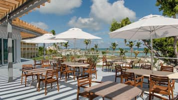 2 か所のレストラン、朝食、ランチ、ディナーに営業 (アメリカ料理)