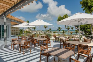 2 restaurantes; se sirven desayunos, almuerzos y cocina americana 