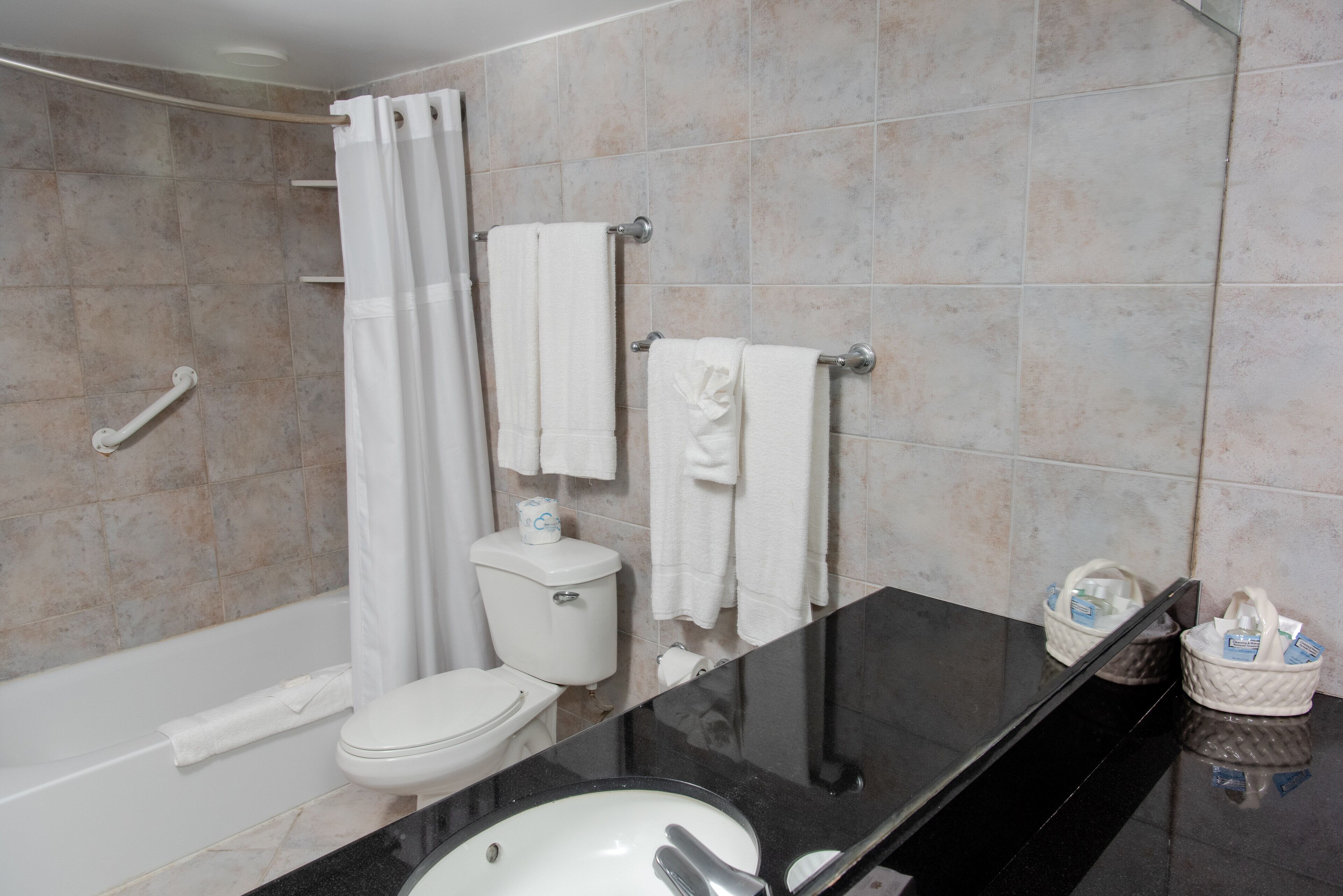 Ein Badezimmer mit Badewanne, Toilette und Waschbecken.