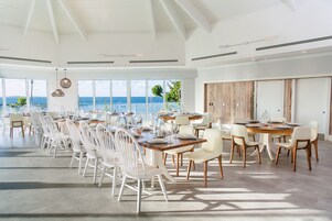 2 restaurantes; se sirven desayunos, almuerzos y cocina americana 