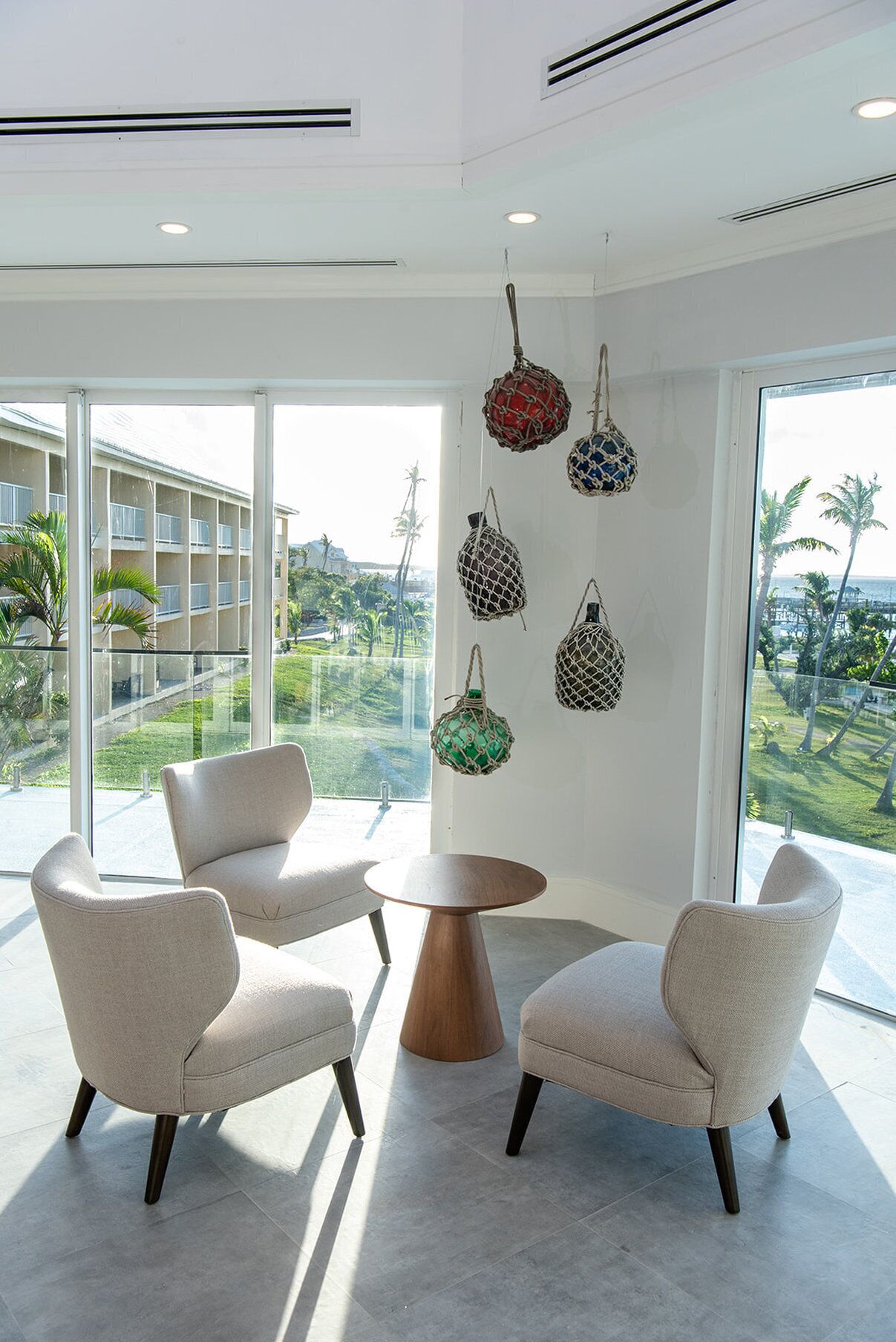 2 bars/lounges, swim-up bar, poolside bar, beach bar