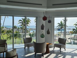 2 bares, bar en la piscina, bar junto a la piscina y bar en la playa