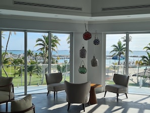 2 bars/lounges, swim-up bar, poolside bar, beach bar