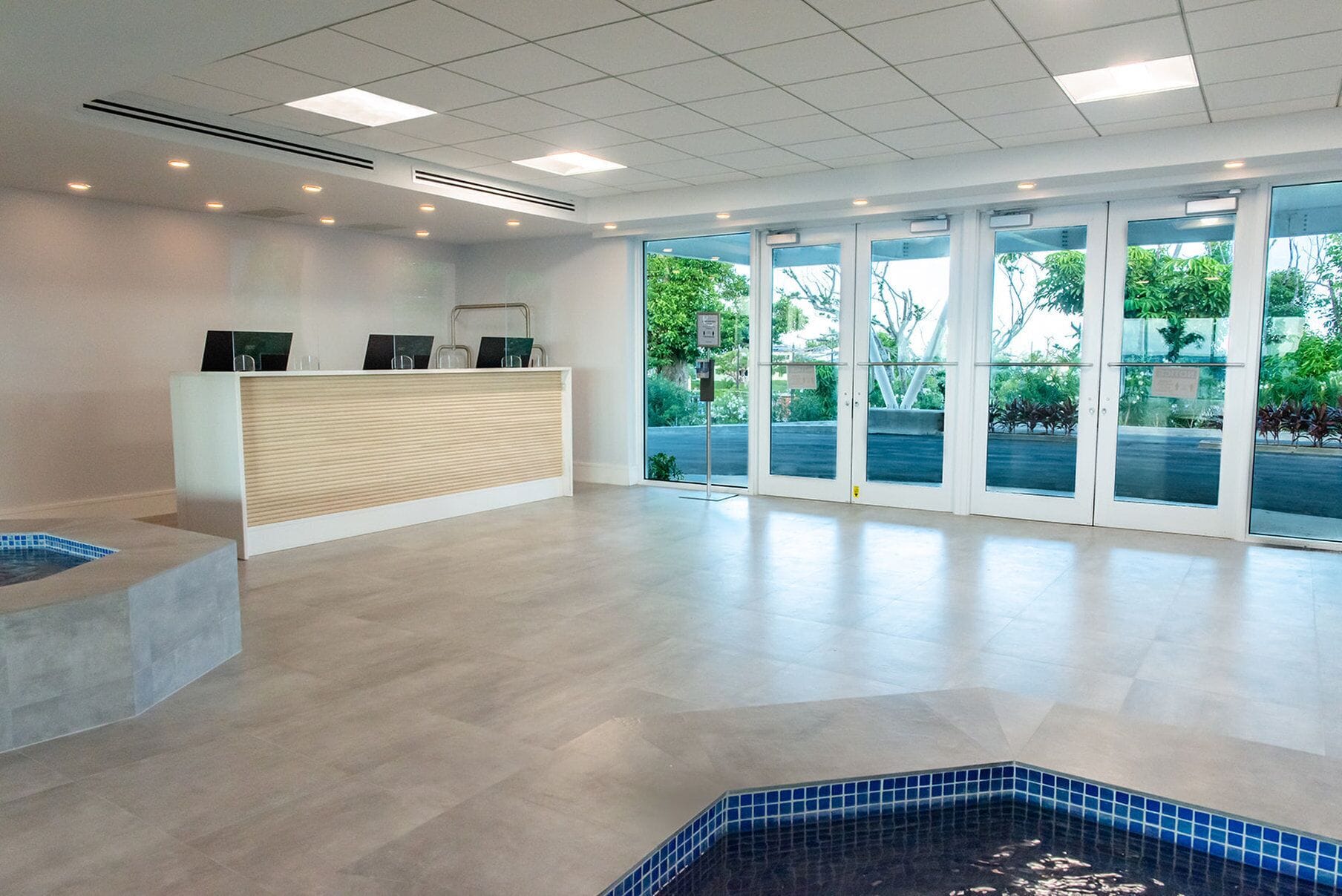 2 bars/lounges, swim-up bar, poolside bar, beach bar