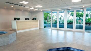2 bars/lounges, swim-up bar, poolside bar, beach bar