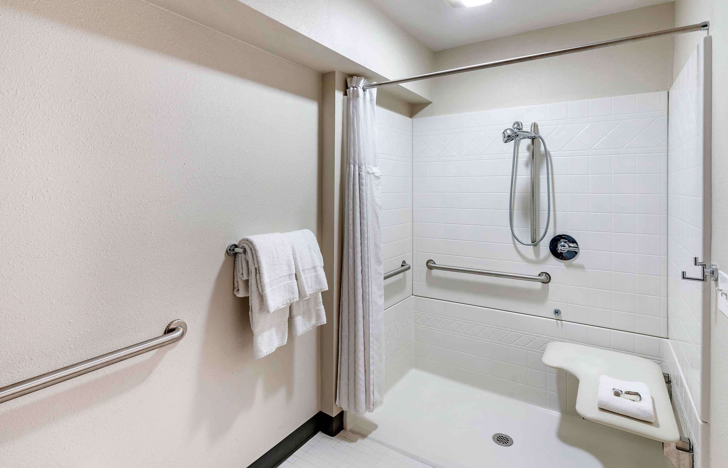 deluxe studio | bathroom | combined shower/bathtub, free toiletries, hair dryer, towels