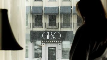 A building with a sign reading 'GESO RISTORANTE' and a view of the street outside.