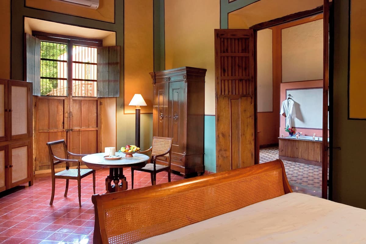 Deluxe Room, 1 King Bed | 1 bedroom, premium bedding, minibar, in-room safe