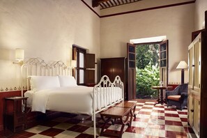 Suite, 1 King-Bett | Hochwertige Bettwaren, Minibar, Zimmersafe, individuell dekoriert