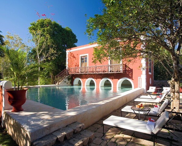 حمّام سباحة خارجي